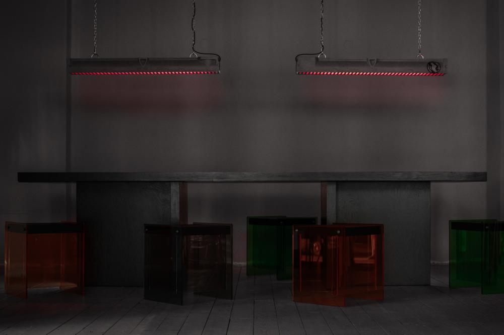 Große Tafel und Hocker